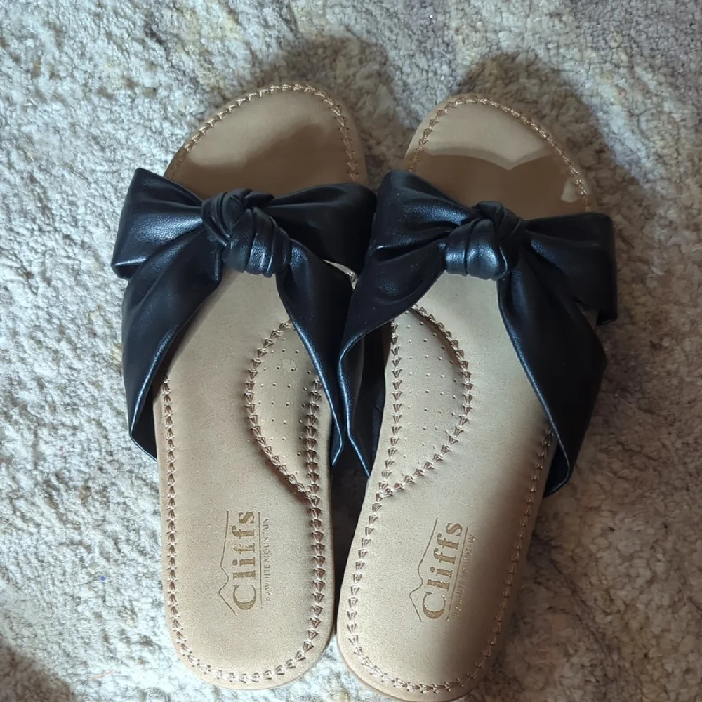 Cliffs by WHITE MOUNTAIN Black and Tan Knotted Sandals